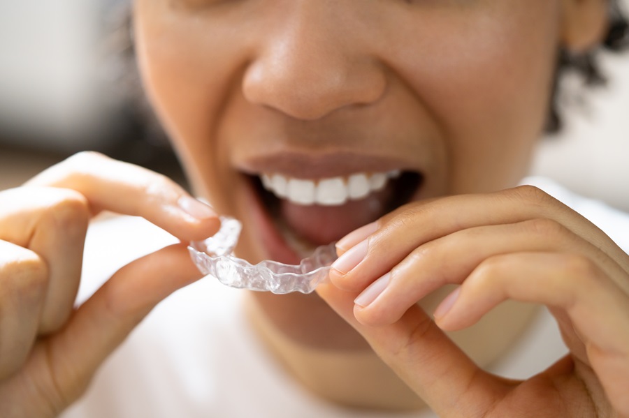 Give Yourself A Straight Smile For Christmas With Invisalign